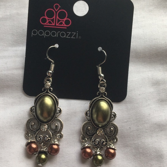 Paparazzi Earrings - Picture 1 of 3